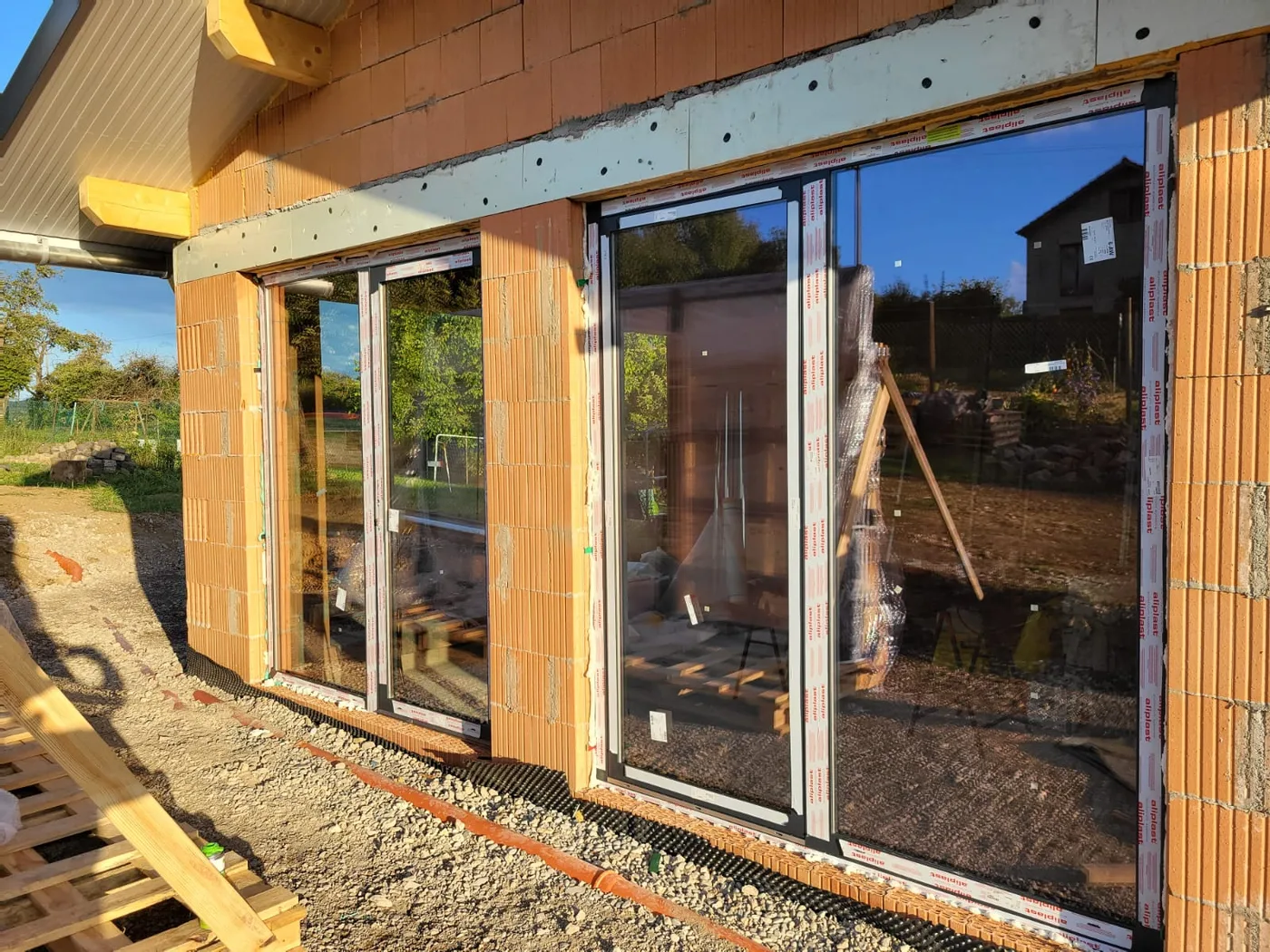 Exemple de baie vitrée sur mesure aux profils anthracite