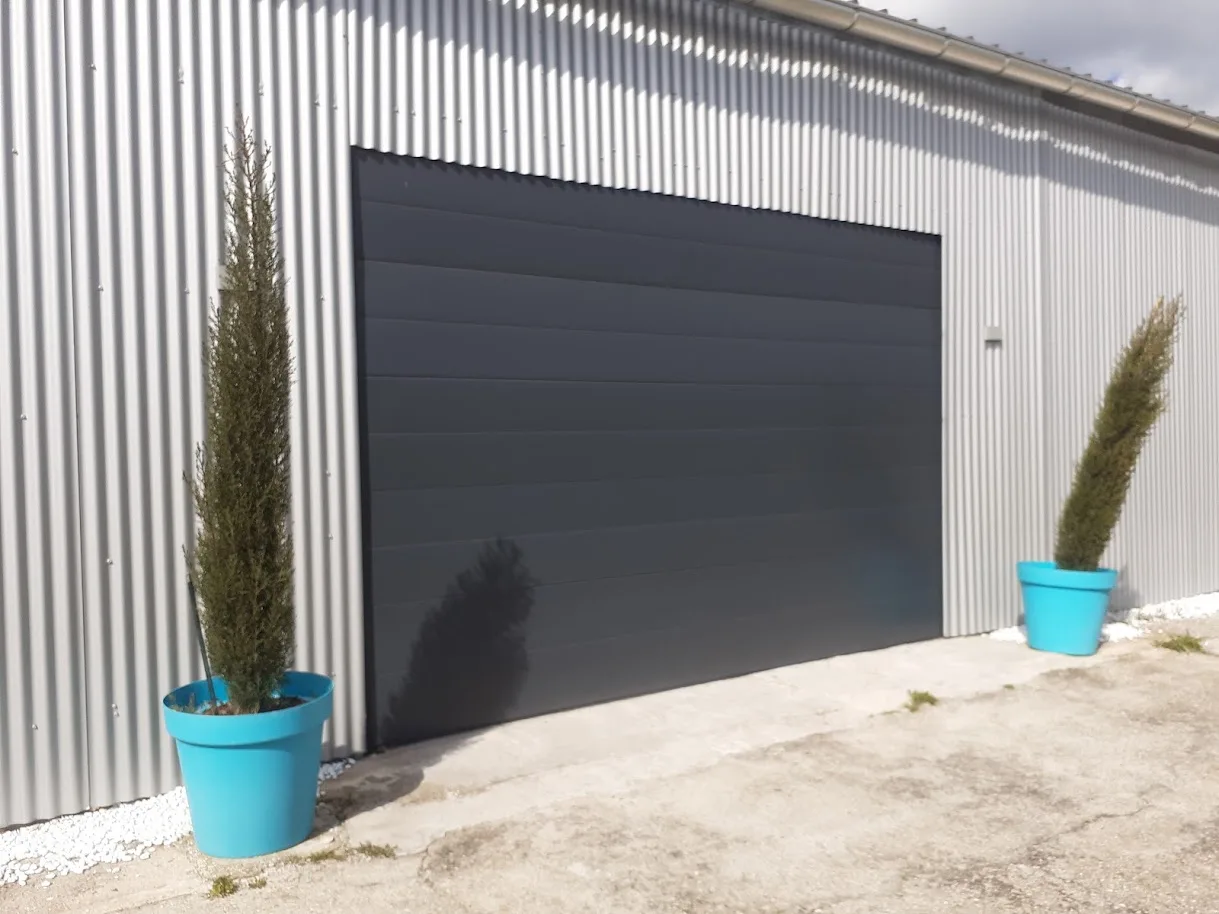 Exemple de porte de garage sectionnelle gris anthracite